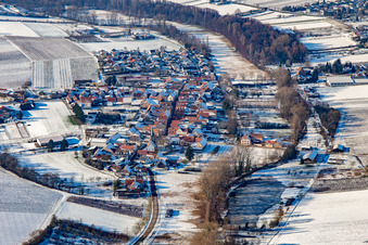 Vue aérienne de De l'est en hiver dans la neige à le quartier Klingen in Heuchelheim-Klingen dans le département Rhénanie-Palatinat, Allemagne