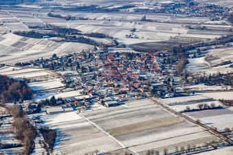Vue aérienne de De l'est en hiver dans la neige à le quartier Heuchelheim in Heuchelheim-Klingen dans le département Rhénanie-Palatinat, Allemagne