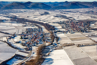 Vue aérienne de De l'est en hiver dans la neige à le quartier Klingen in Heuchelheim-Klingen dans le département Rhénanie-Palatinat, Allemagne
