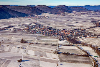 Vue aérienne de Du sud-est en hiver dans la neige à Göcklingen dans le département Rhénanie-Palatinat, Allemagne