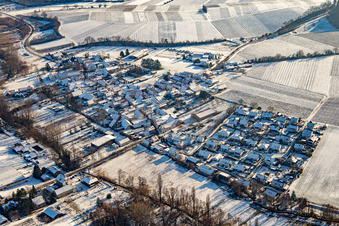 Vue aérienne de Du nord-ouest en hiver dans la neige à le quartier Klingen in Heuchelheim-Klingen dans le département Rhénanie-Palatinat, Allemagne