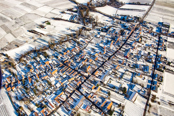 Vue aérienne de De l'ouest en hiver dans la neige à le quartier Heuchelheim in Heuchelheim-Klingen dans le département Rhénanie-Palatinat, Allemagne
