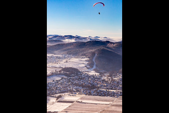Vue aérienne de De l'est en hiver dans la neige avec parapente à Klingenmünster dans le département Rhénanie-Palatinat, Allemagne