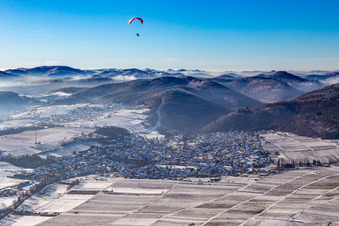 Vue aérienne de De l'est en hiver dans la neige avec parapente à Klingenmünster dans le département Rhénanie-Palatinat, Allemagne