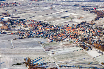 Vue aérienne de Du sud en hiver dans la neige à Göcklingen dans le département Rhénanie-Palatinat, Allemagne