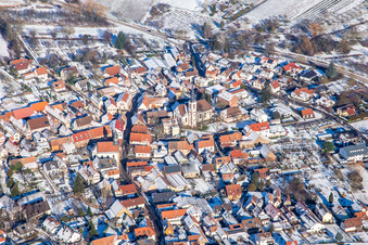 Vue aérienne de L'église Saint-Laurent vue du sud en hiver sous la neige à Göcklingen dans le département Rhénanie-Palatinat, Allemagne