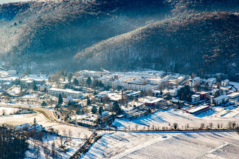 Vue aérienne de Pfalzklinik Landeck du nord-ouest en hiver sous la neige à Klingenmünster dans le département Rhénanie-Palatinat, Allemagne
