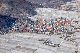 Vue aérienne de Du sud en hiver dans la neige à Eschbach dans le département Rhénanie-Palatinat, Allemagne