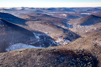 Vue aérienne de Granit du Palatinat en hiver avec de la neige à Waldhambach dans le département Rhénanie-Palatinat, Allemagne