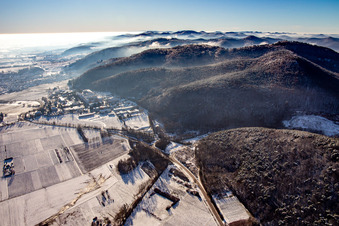 Vue aérienne de Haardtrand en hiver avec de la neige à Klingenmünster dans le département Rhénanie-Palatinat, Allemagne
