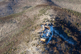Vue aérienne de Runie Madenburg en hiver avec de la neige à Eschbach dans le département Rhénanie-Palatinat, Allemagne