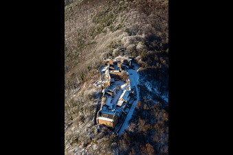 Vue aérienne de Runie Madenburg en hiver avec de la neige à Eschbach dans le département Rhénanie-Palatinat, Allemagne