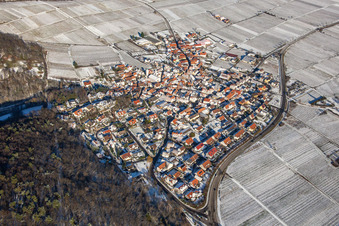 Vue aérienne de Du sud-ouest en hiver dans la neige à Eschbach dans le département Rhénanie-Palatinat, Allemagne