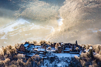 Vue oblique de Runie Madenburg en hiver avec de la neige à Eschbach dans le département Rhénanie-Palatinat, Allemagne