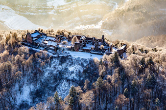 Runie Madenburg en hiver avec de la neige à Eschbach dans le département Rhénanie-Palatinat, Allemagne d'en haut