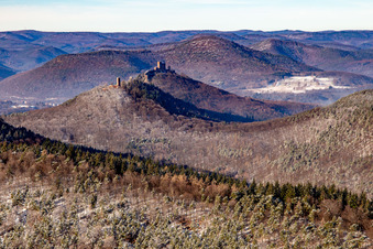 Vue aérienne de Les ruines du château de Trifels, d'Anebos et du château de Scharfenberg depuis le sud-est en hiver avec de la neige à Leinsweiler dans le département Rhénanie-Palatinat, Allemagne