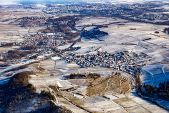 Vue aérienne de Vignoble de Keschdebusch vu de l'ouest en hiver avec de la neige à Birkweiler dans le département Rhénanie-Palatinat, Allemagne