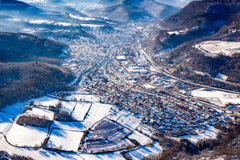 Vue aérienne de En hiver avec de la neige venant de l'est à Annweiler am Trifels dans le département Rhénanie-Palatinat, Allemagne