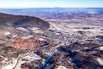Vue aérienne de Carrière en hiver avec de la neige venant de l'ouest à Albersweiler dans le département Rhénanie-Palatinat, Allemagne