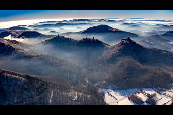 Vue aérienne de Les ruines du château de Trifels, d'Anebos et du château de Scharfenberg depuis le nord-est en hiver avec de la neige à Annweiler am Trifels dans le département Rhénanie-Palatinat, Allemagne