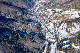 Vue aérienne de Vallée de Dernbacher vue du sud en hiver avec de la neige à Dernbach dans le département Rhénanie-Palatinat, Allemagne