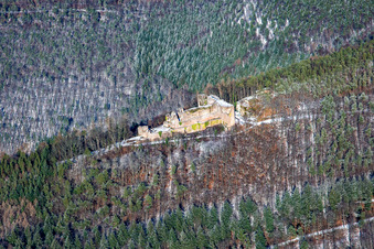 Vue aérienne de Ruines du château de Neuscharfeneck vues du sud en hiver avec de la neige à Flemlingen dans le département Rhénanie-Palatinat, Allemagne