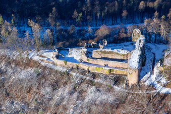 Vue oblique de Ruines du château de Neuscharfeneck vues du sud en hiver avec de la neige à Flemlingen dans le département Rhénanie-Palatinat, Allemagne