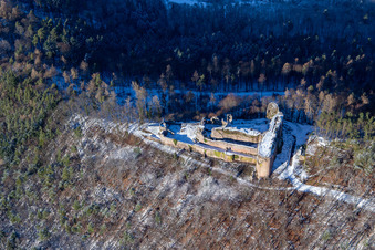 Ruines du château de Neuscharfeneck vues du sud en hiver avec de la neige à Flemlingen dans le département Rhénanie-Palatinat, Allemagne d'en haut