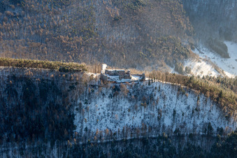 Vue aérienne de Ruines du château de Neuscharfeneck vues du nord en hiver avec de la neige à Flemlingen dans le département Rhénanie-Palatinat, Allemagne