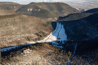 Vue aérienne de Modenbachtal vu du sud-ouest en hiver avec de la neige à Ramberg dans le département Rhénanie-Palatinat, Allemagne