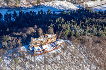 Vue aérienne de Le château de Meisteresel vu du sud en hiver avec de la neige à Ramberg dans le département Rhénanie-Palatinat, Allemagne