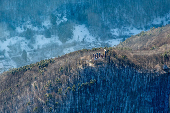 Vue aérienne de Ruines du château de Ramburg en hiver sous la neige à Ramberg dans le département Rhénanie-Palatinat, Allemagne
