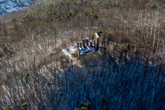Vue aérienne de Ruines du château de Ramburg en hiver sous la neige à Ramberg dans le département Rhénanie-Palatinat, Allemagne