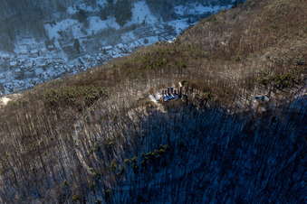 Photographie aérienne de Ruines du château de Ramburg en hiver sous la neige à Ramberg dans le département Rhénanie-Palatinat, Allemagne