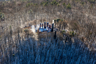 Vue oblique de Ruines du château de Ramburg en hiver sous la neige à Ramberg dans le département Rhénanie-Palatinat, Allemagne