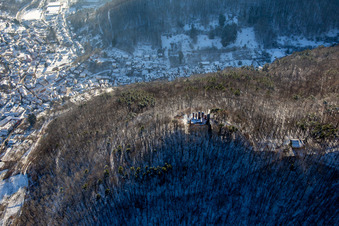 Ruines du château de Ramburg en hiver sous la neige à Ramberg dans le département Rhénanie-Palatinat, Allemagne d'en haut