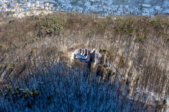 Ruines du château de Ramburg en hiver sous la neige à Ramberg dans le département Rhénanie-Palatinat, Allemagne hors des airs