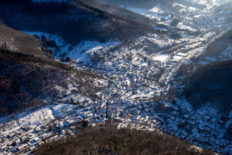 Vue aérienne de Du nord-ouest en hiver quand il y a de la neige à Ramberg dans le département Rhénanie-Palatinat, Allemagne