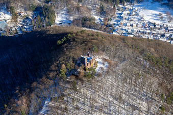 Ruines du château de Ramburg en hiver sous la neige à Ramberg dans le département Rhénanie-Palatinat, Allemagne vue d'en haut