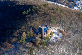 Ruines du château de Ramburg en hiver sous la neige à Ramberg dans le département Rhénanie-Palatinat, Allemagne depuis l'avion