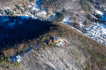 Vue d'oiseau de Ruines du château de Ramburg en hiver sous la neige à Ramberg dans le département Rhénanie-Palatinat, Allemagne