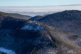 Vue aérienne de Ruines du château de Neuscharfeneck vues du nord-ouest en hiver avec de la neige à Flemlingen dans le département Rhénanie-Palatinat, Allemagne