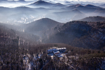 Photographie aérienne de Clinique spécialisée Eußerthal du nord en hiver avec de la neige à Eußerthal dans le département Rhénanie-Palatinat, Allemagne
