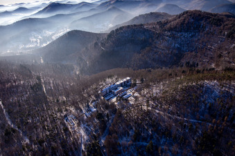 Vue oblique de Clinique spécialisée Eußerthal du nord en hiver avec de la neige à Eußerthal dans le département Rhénanie-Palatinat, Allemagne