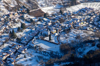 Vue aérienne de Église en hiver avec de la neige à Dernbach dans le département Rhénanie-Palatinat, Allemagne