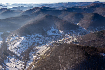 Vue aérienne de Du nord-est en hiver quand il y a de la neige à Eußerthal dans le département Rhénanie-Palatinat, Allemagne