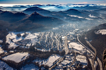 Vue aérienne de Queichtal avec Rehbergturm, le château de Trifels, les ruines du château d'Anebos et Scharfenberg vu de l'est en hiver avec de la neige à Annweiler am Trifels dans le département Rhénanie-Palatinat, Allemagne