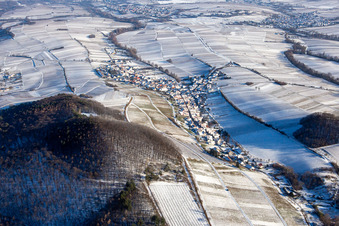 Vue aérienne de De l'ouest en hiver quand il y a de la neige à Ranschbach dans le département Rhénanie-Palatinat, Allemagne