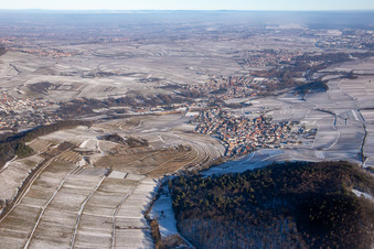 Vue aérienne de Vignoble de Keschdebusch vu de l'ouest en hiver avec de la neige à Birkweiler dans le département Rhénanie-Palatinat, Allemagne