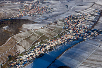 Vue aérienne de Du sud-ouest en hiver quand il y a de la neige à Ranschbach dans le département Rhénanie-Palatinat, Allemagne
